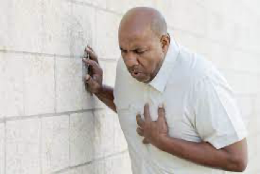 hombre con dolor en el pecho