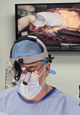 cirujano realizando procedimiento de Bentall