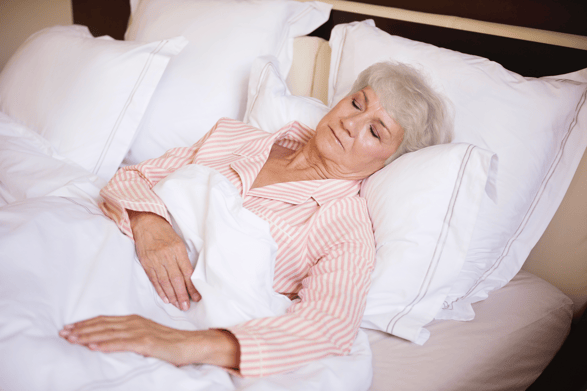 mujer durmiendo después de cirugía