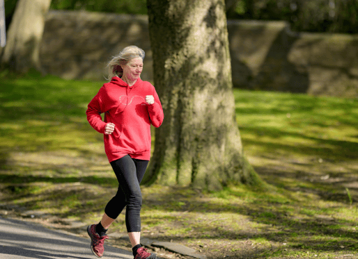 Mujer saludable corriendo
