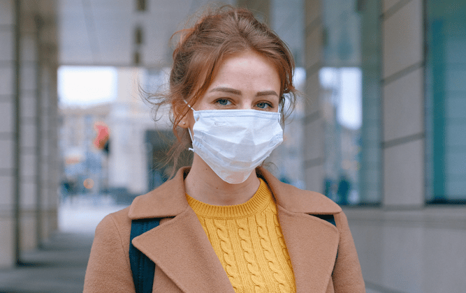 Mujer con mascarilla durante pandemia