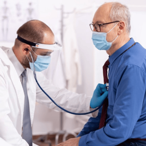 Doctor con estetoscopio revisando paciente