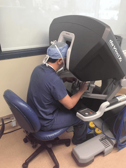 Cirujano en consola de robot Da Vinci
