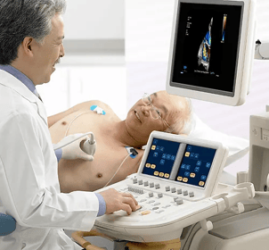 Médico realizando ecocardiograma