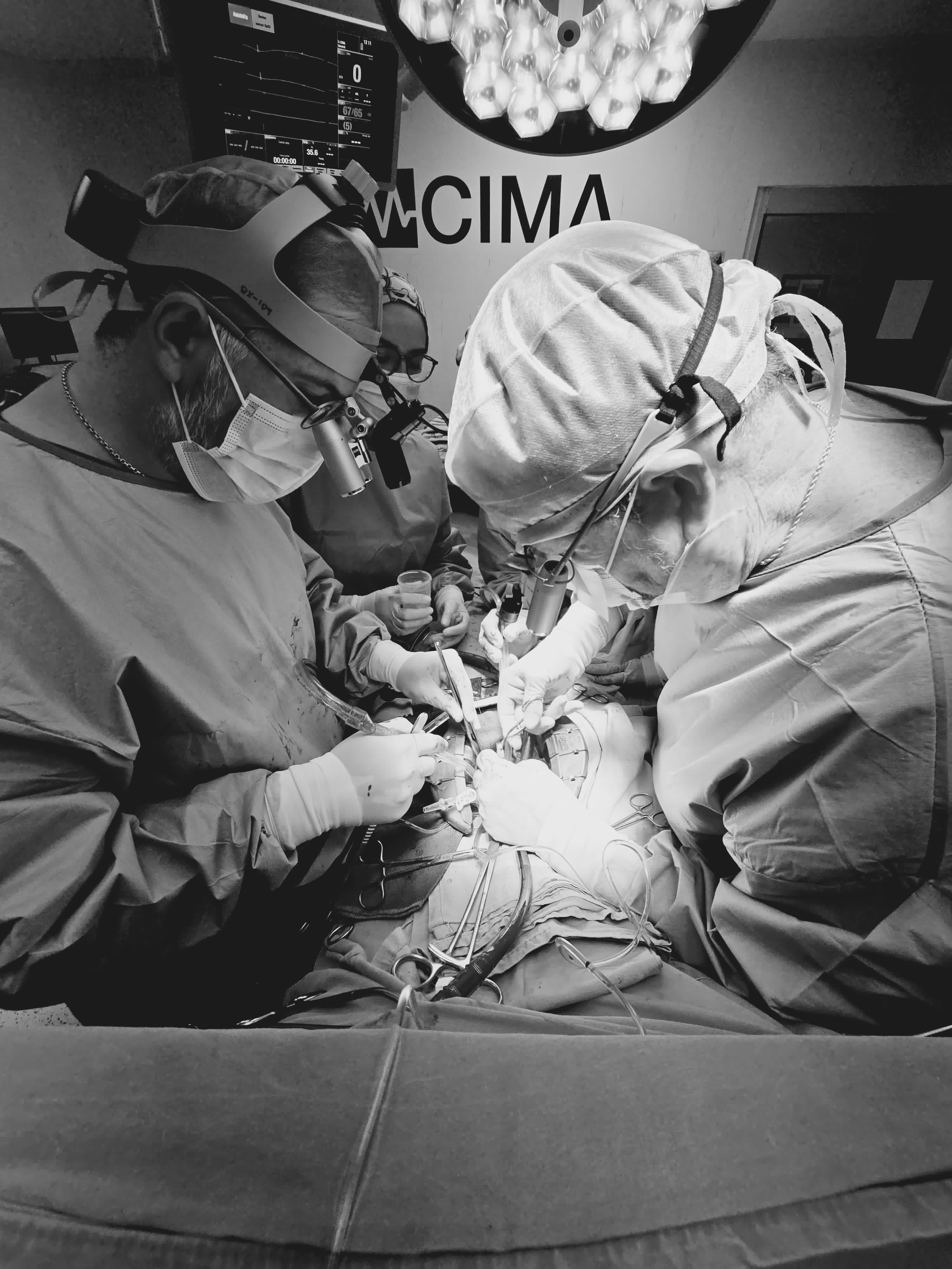 Equipo quirúrgico realizando un procedimiento de aorta en Hospital CIMA