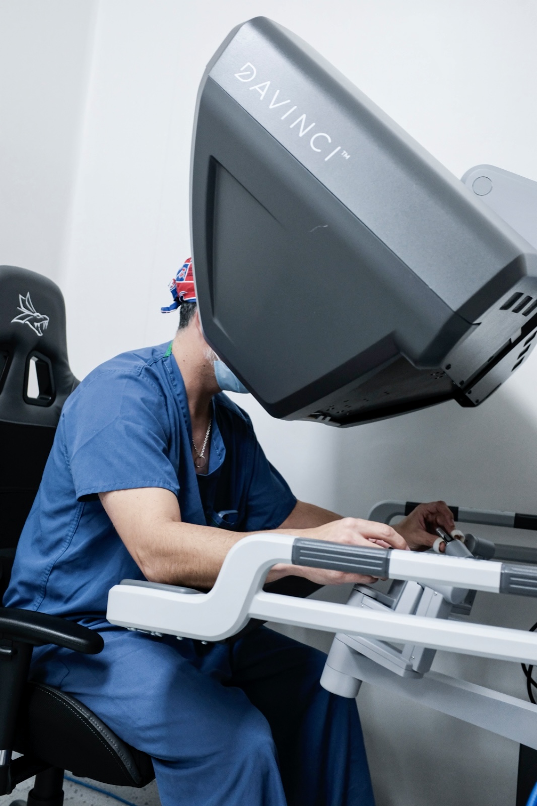 Dr. Alejandro Molina desde la consola del sistema Da Vinci, controlando cada movimiento del robot