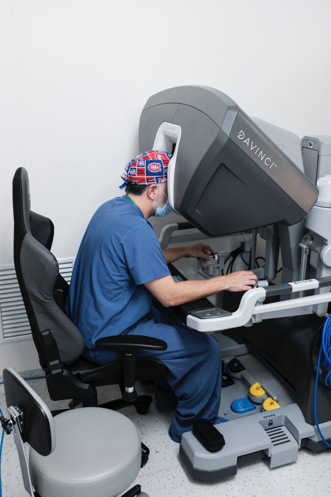 Dr. Alejandro Molina trabajando desde la consola del sistema Da Vinci