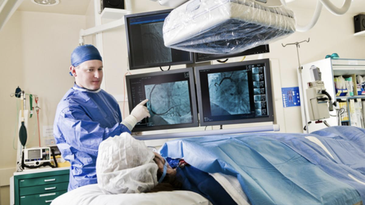 Sala de hemodinamia durante un procedimiento coronario