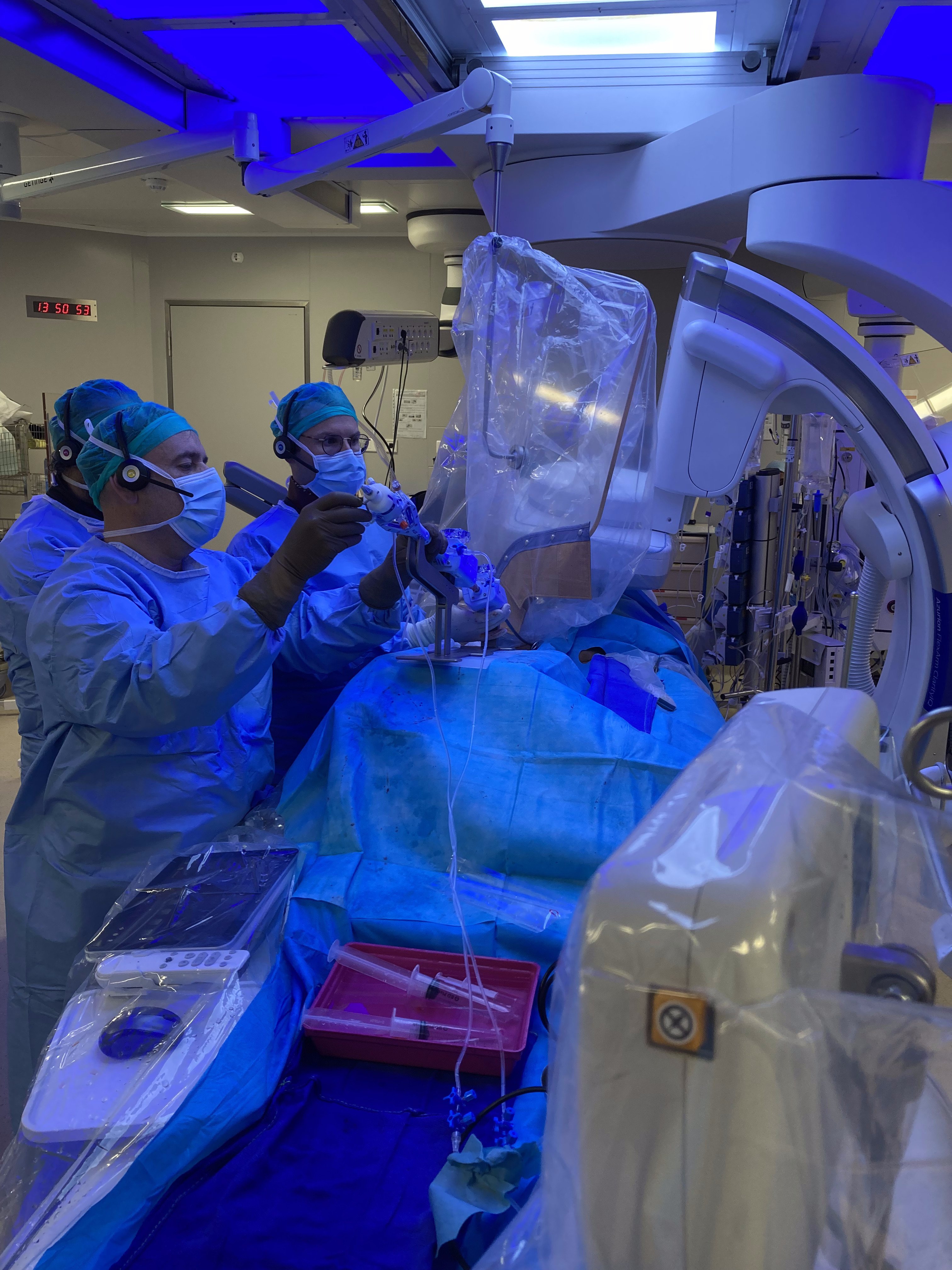 Equipo médico realizando un procedimiento MitraClip guiado por catéter