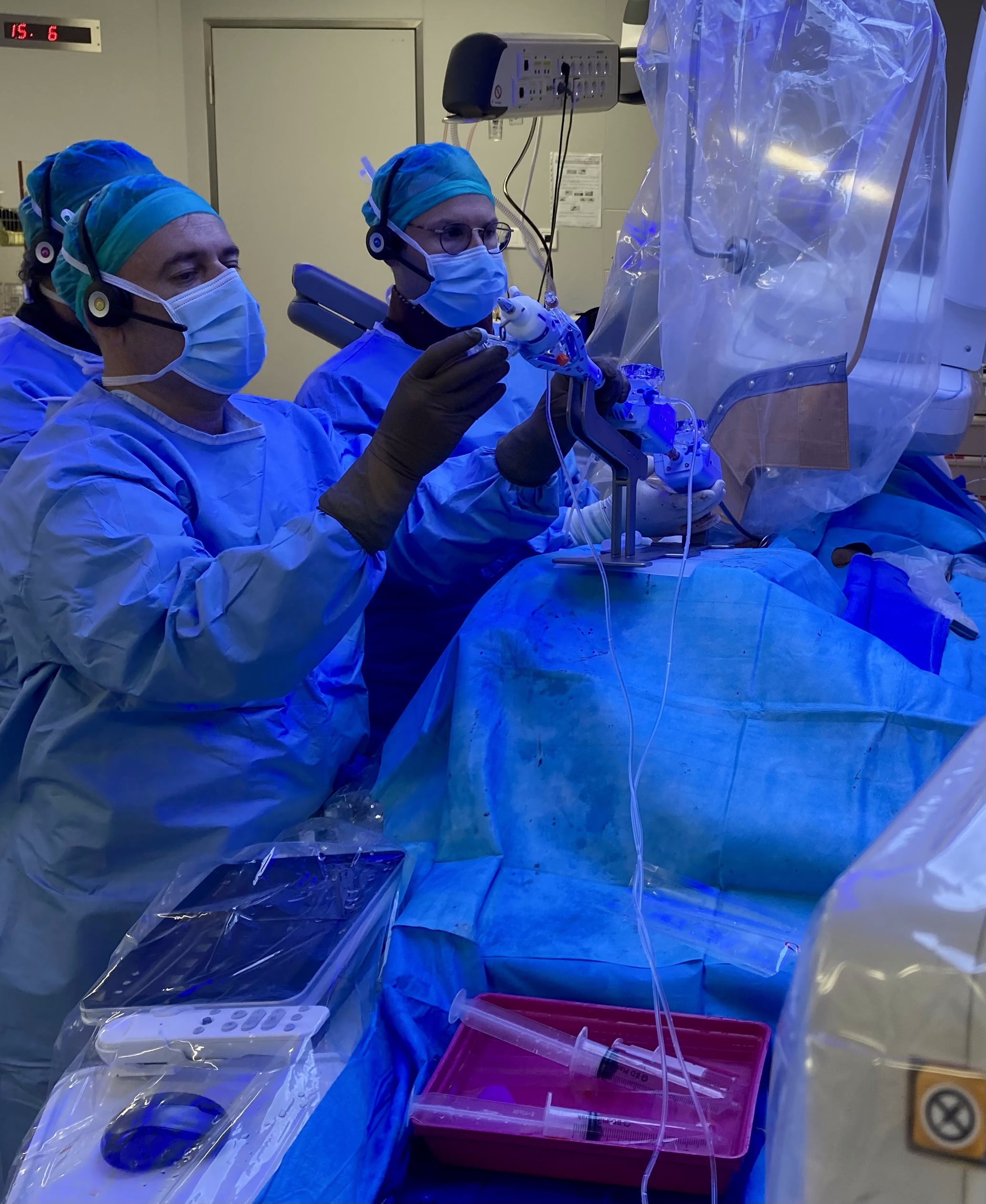 Equipo médico durante un procedimiento MitraClip